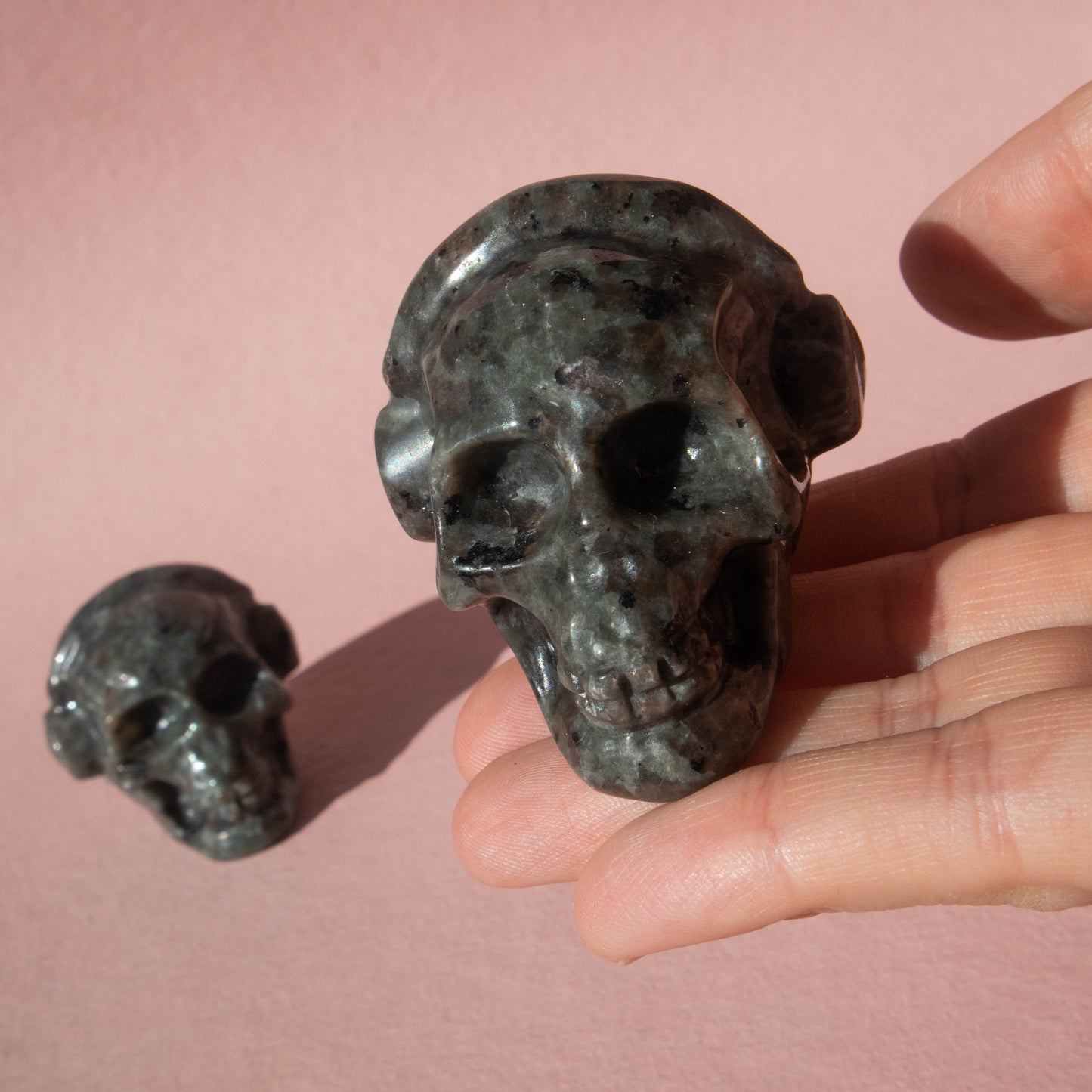 yooperlite, yooperlite skull, crystal skull, gemstone skull, yooperlite crystal, yooperlite stone, yooperlite properties, yooperlite healing properties, yooperlite metaphysical properties, yooperlite meaning, uv crystal, glowing crystal, glowing yooperlite, uv yooperlite