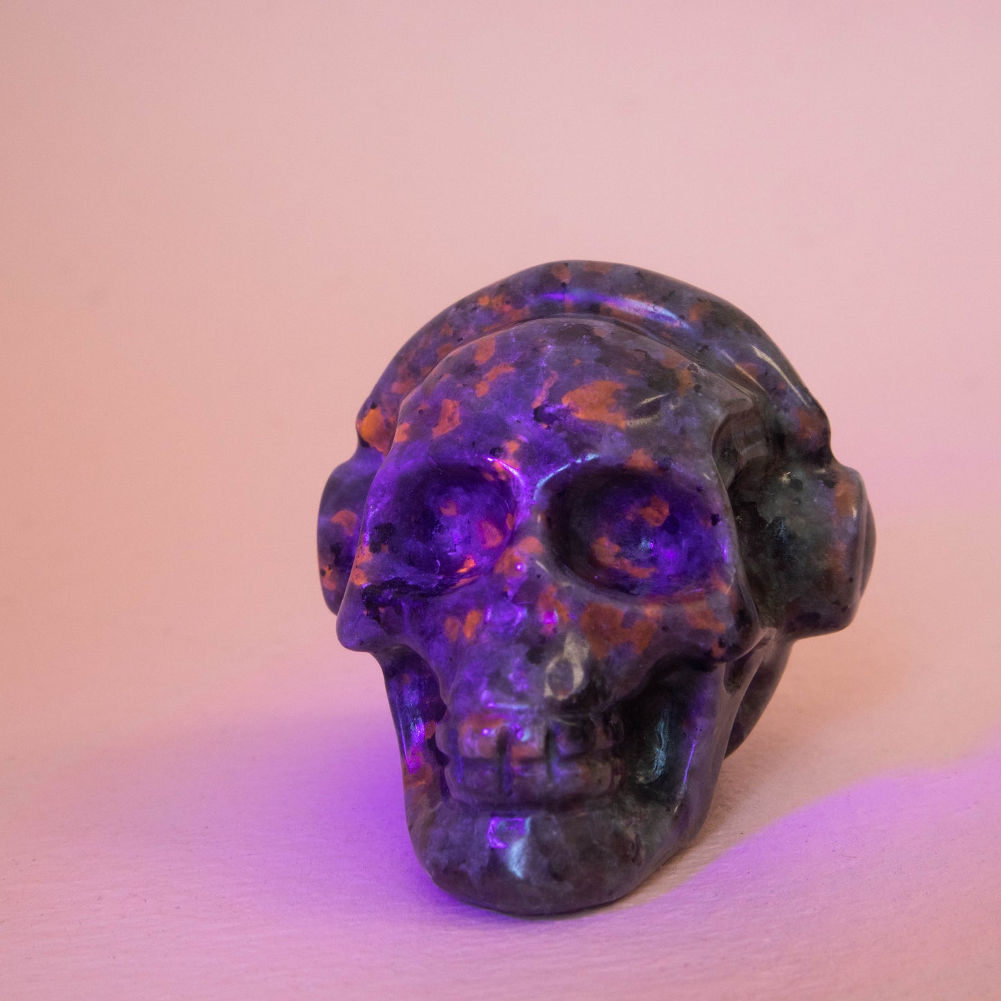 yooperlite, yooperlite skull, crystal skull, gemstone skull, yooperlite crystal, yooperlite stone, yooperlite properties, yooperlite healing properties, yooperlite metaphysical properties, yooperlite meaning, uv crystal, glowing crystal, glowing yooperlite, uv yooperlite